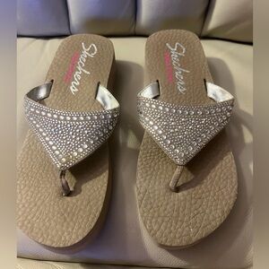 Skechers yoga foam flip flops, Size 9